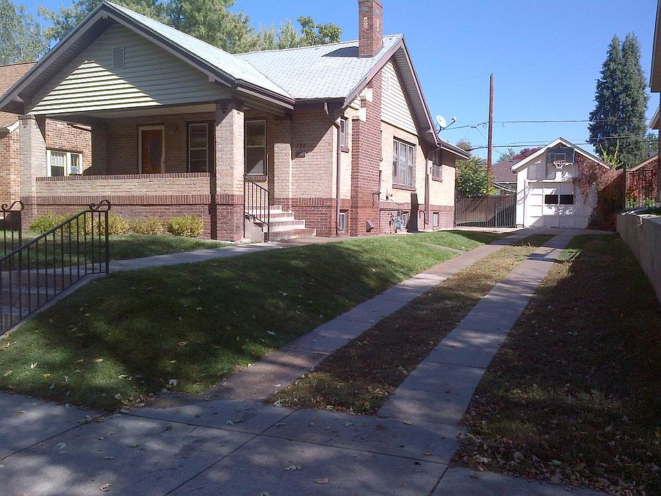 Bungalow with Driveway and Garage