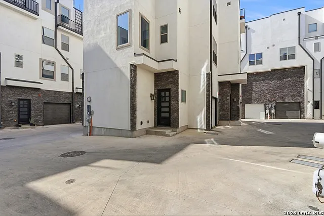1817 N Saint Marys St #502