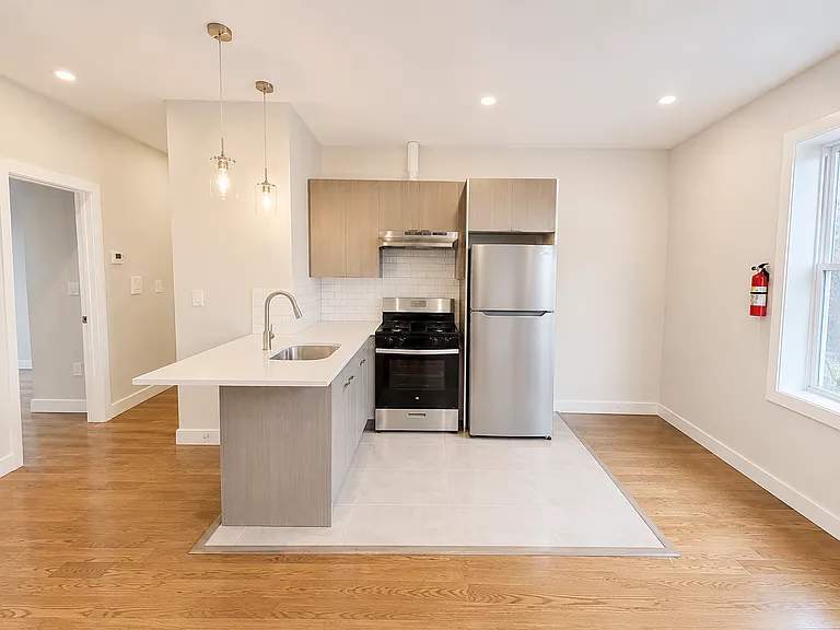 535 Hawthorne Ave #203 — Photo 2