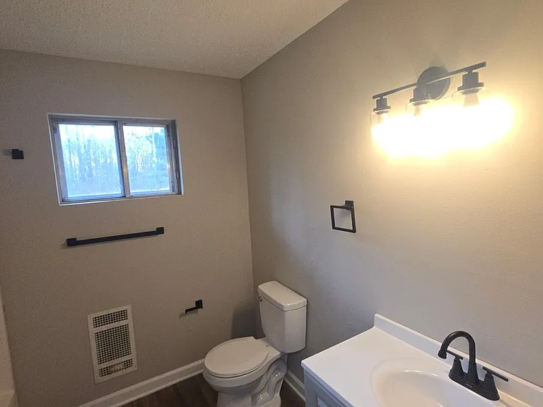 1496 E Jefferson St — Photo 8