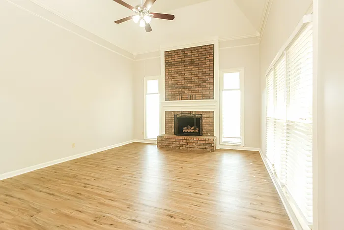 4 bed, 2.5 bath, 2358 sqft, $2,149 — Photo 4