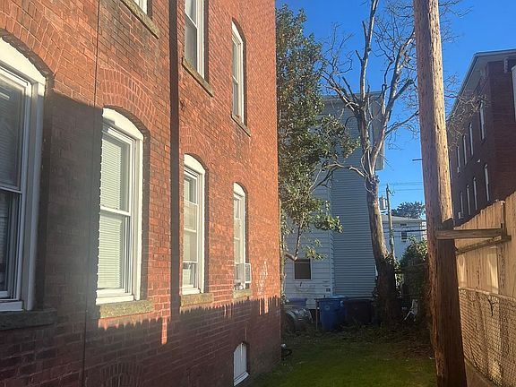 2nd image of 76 Silver St Unit 1