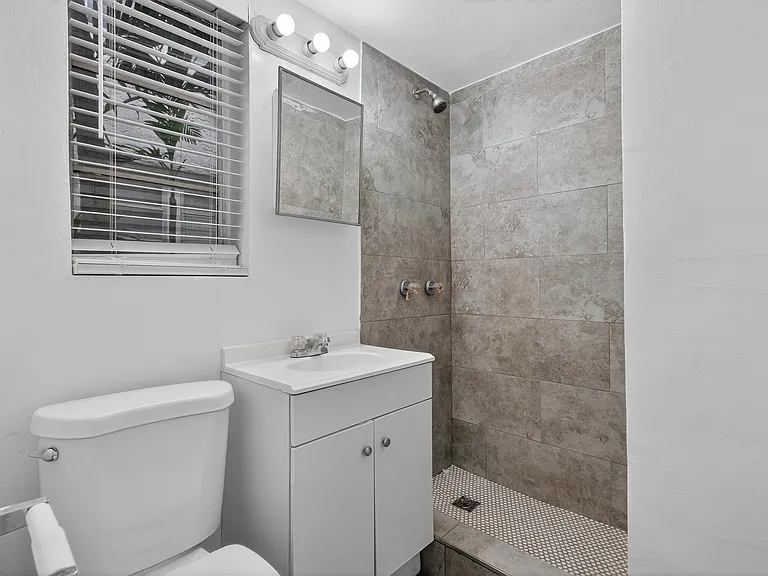 1843 Dewey St #104 — Photo 6