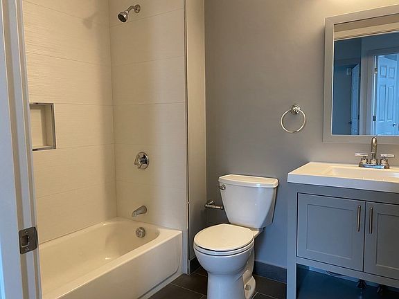 5th image of 163 Glen St #102