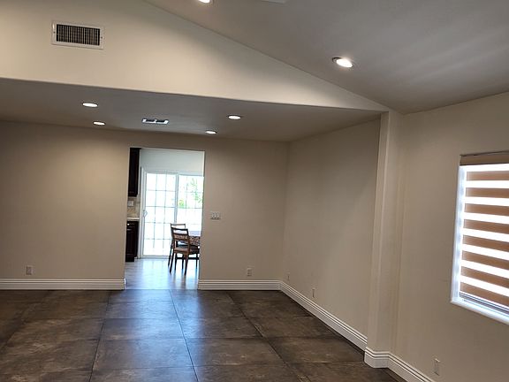 3rd image of 924 E Tujunga Ave