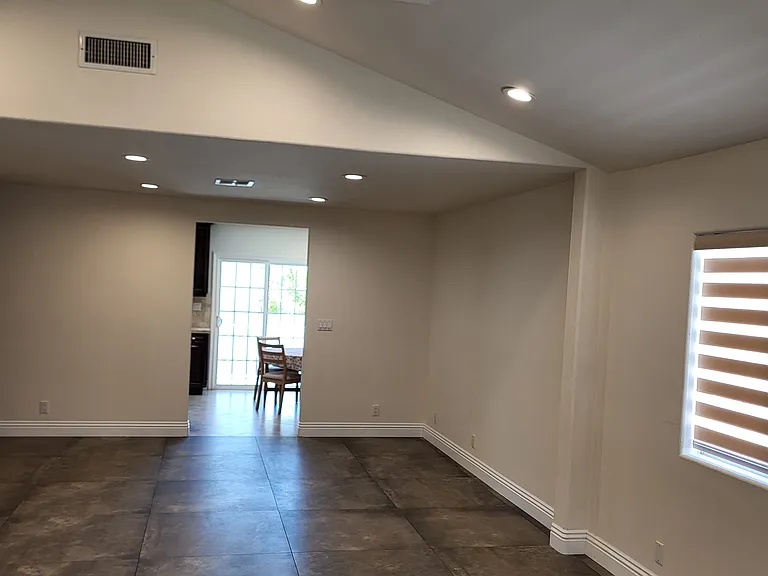 924 E Tujunga Ave — Photo 3
