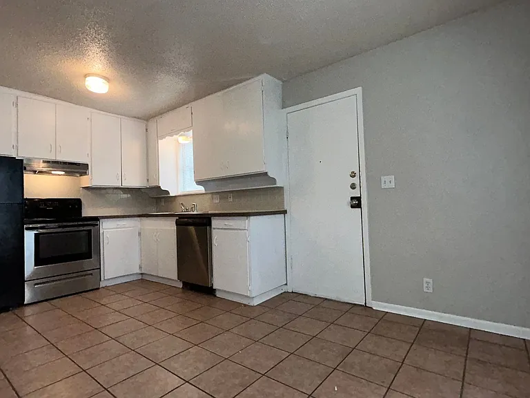 3211 Rogers Ave — Photo 4