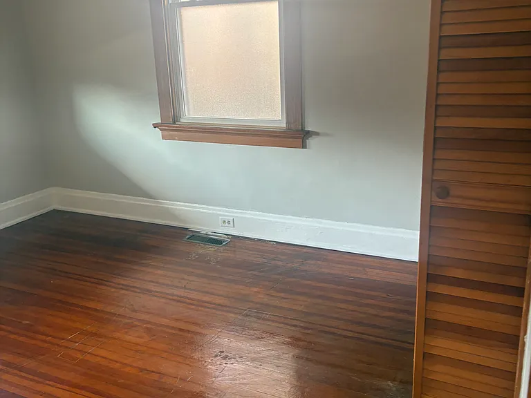 614 W 11th St — Photo 14