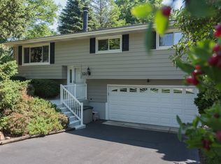 120 Hawthorne Rd, Lake In The Hills, IL 60156