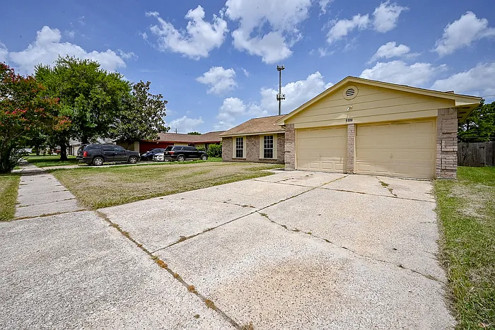 4 bed, 2.0 bath, 1500 sqft, $1,700 — Photo 2