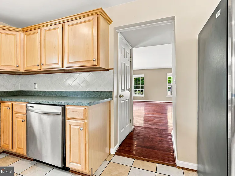 8916 Rugby Rd — Photo 25