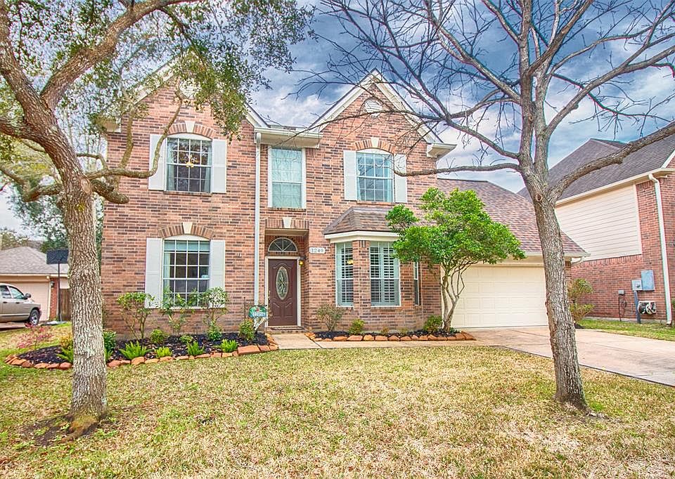 Gorgeous well maintained home in a quiet neighborhood and close to terrific schools.
