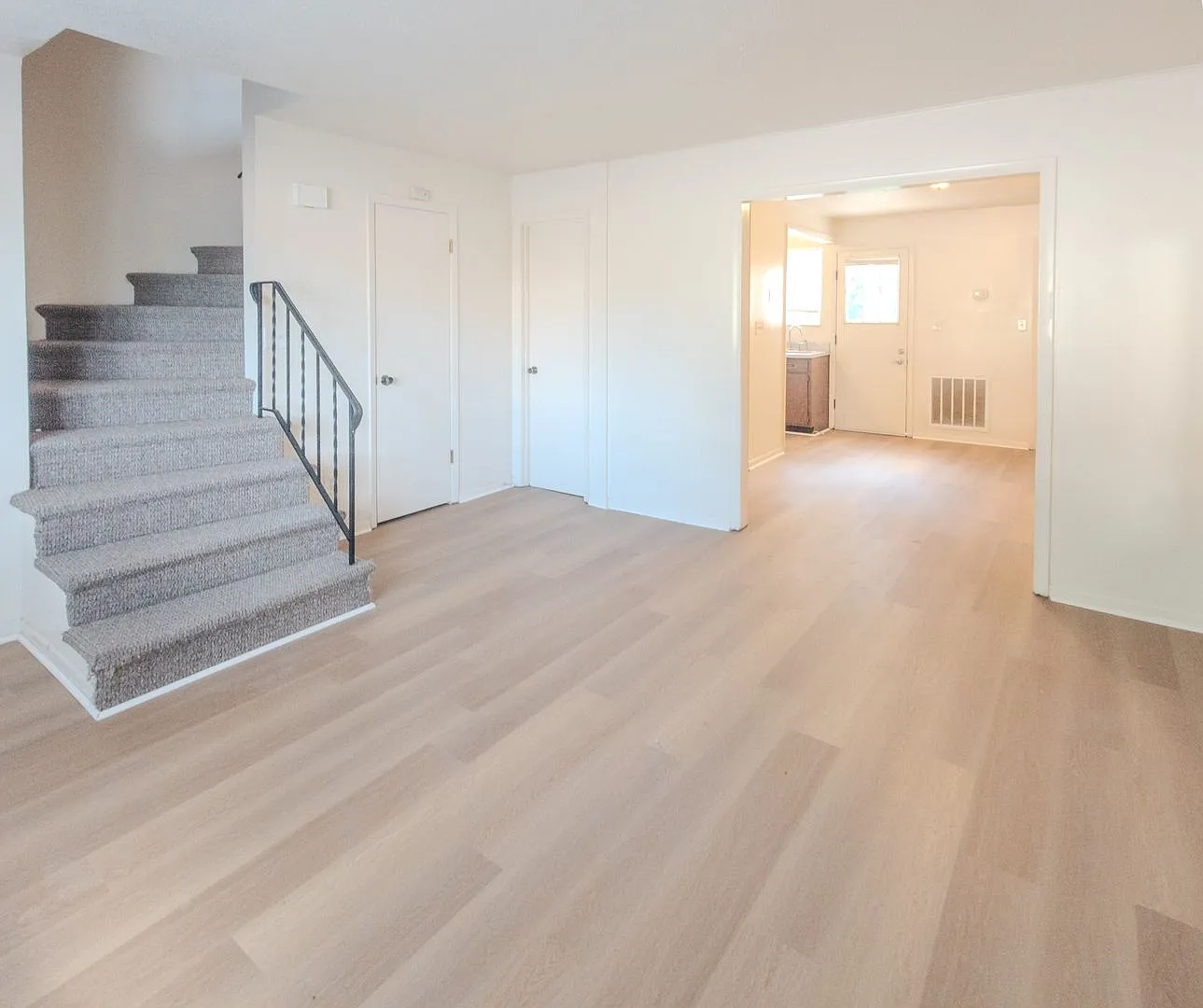 West Knoxville 37919 - Charming Townhome in West Knoxville! Available Now! 2 Bedroom, 1.5 Bath. — Photo 2
