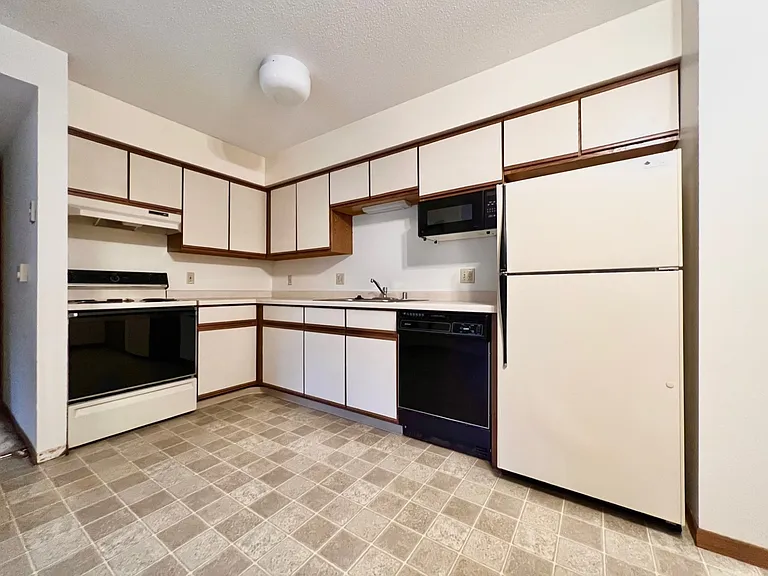 1204 Bartosh Ln #23 — Photo 2