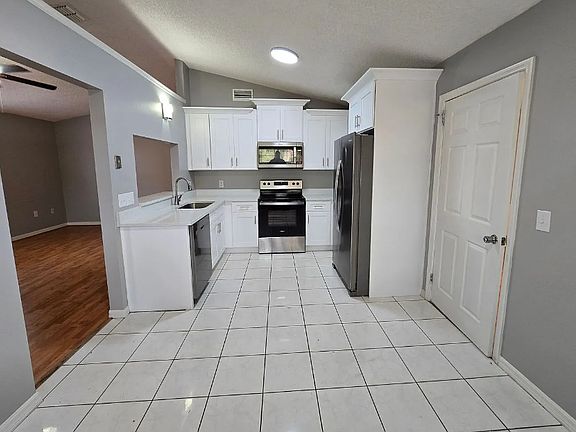 5th image of 2703 Lorraine Dr
