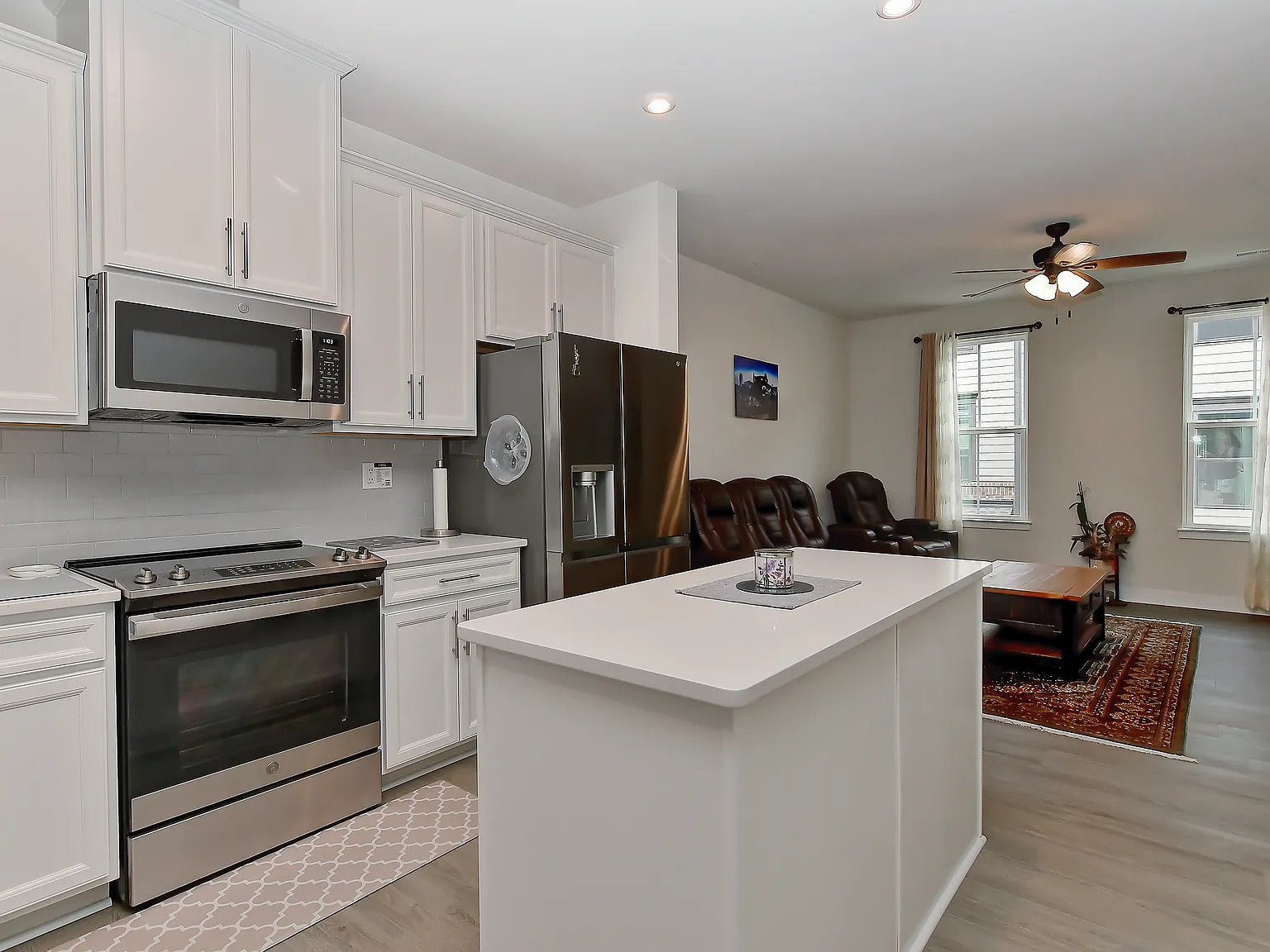 3 bed, 3.5 bath, 1600 sqft, $2,750 — Photo 3