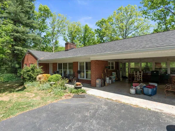 6671 Suncrest Dr, Roanoke, VA 24014
