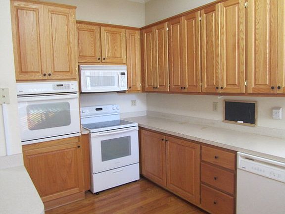 2nd image of 303 Bauersfeld St