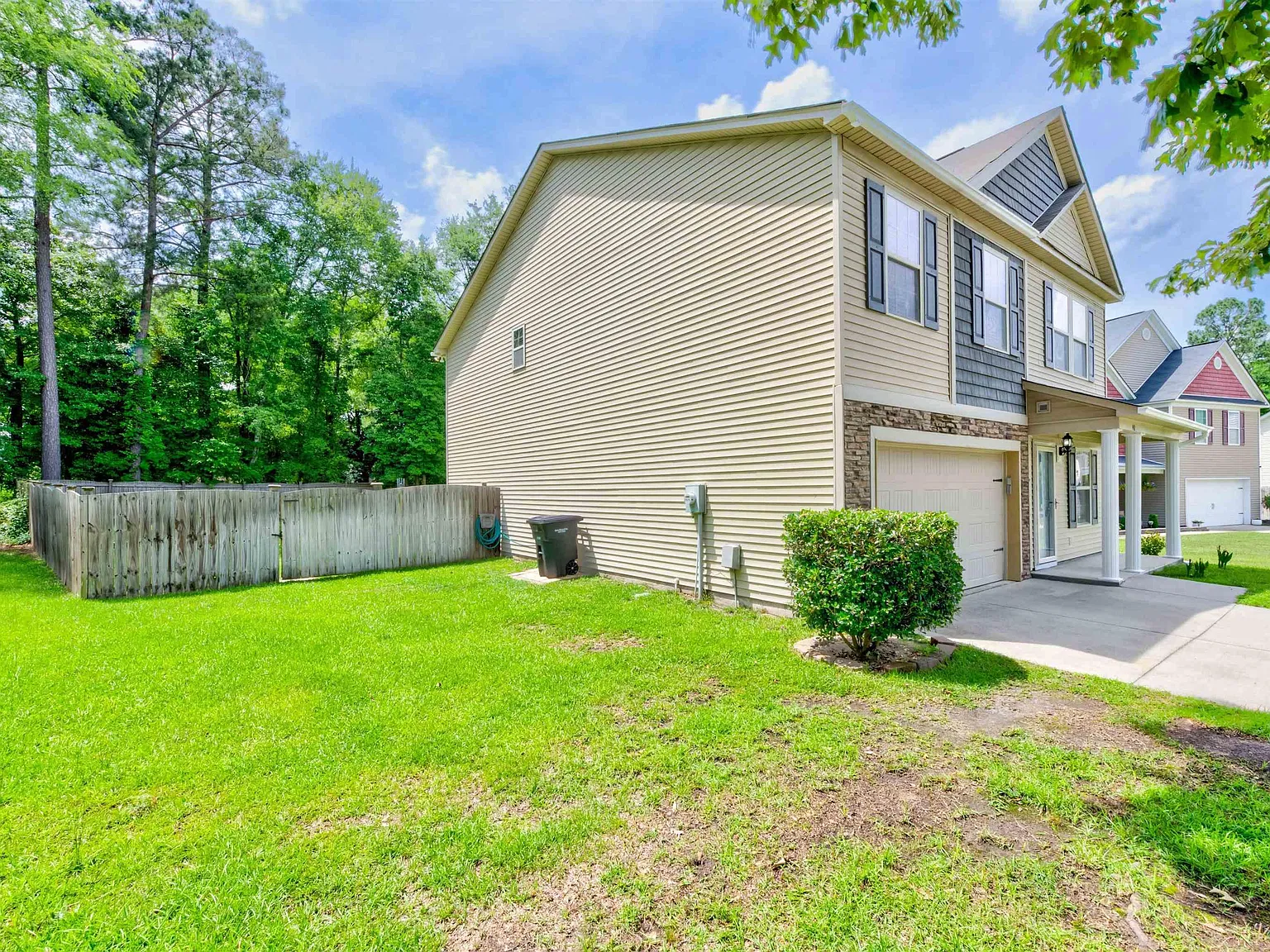 5 bed, 2300 sqft, $2,200 — Photo 2