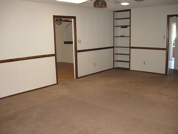 4th image of 2510 N Valley Dr