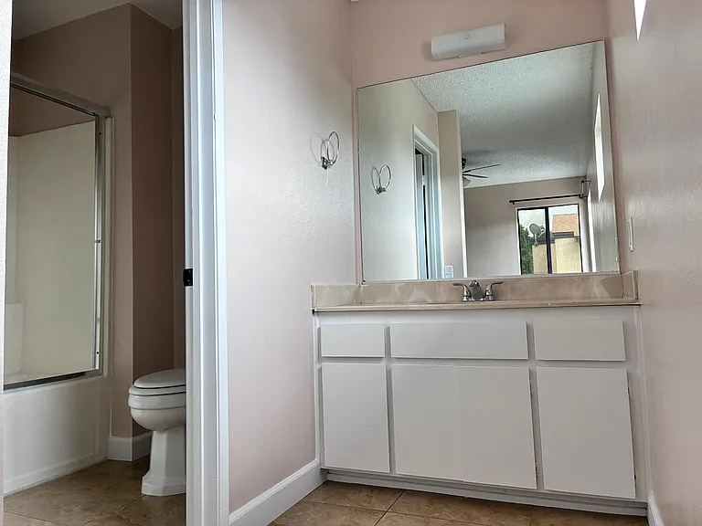 686 Woodcrest Dr #B — Photo 8