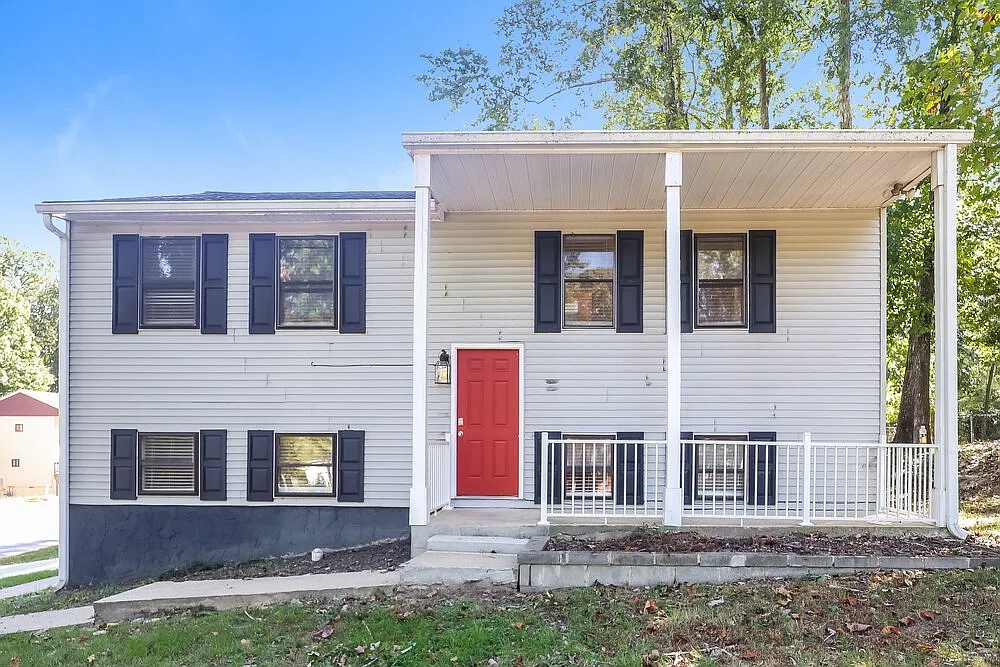 4 bed, 2.0 bath, 2622 sqft, $2,890 — Photo 1