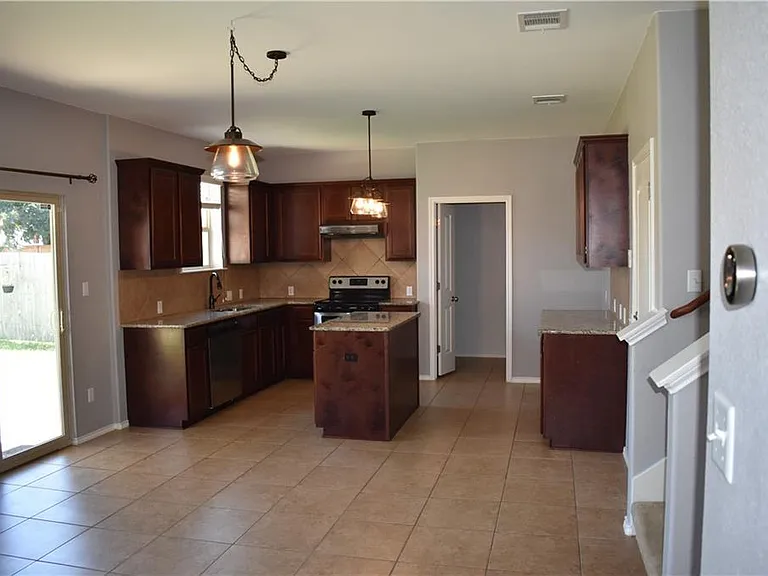108 Quarry Ln — Photo 6