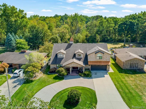 5984 Campus Dr, Dearborn Heights, MI 48127