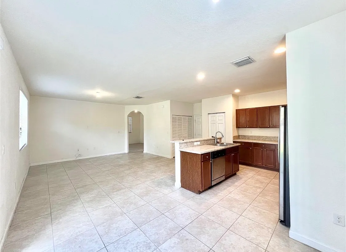 4 bed, 2287 sqft, $4,250 — Photo 2