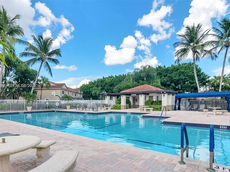 800 Sorrento Dr #2 — Photo 32