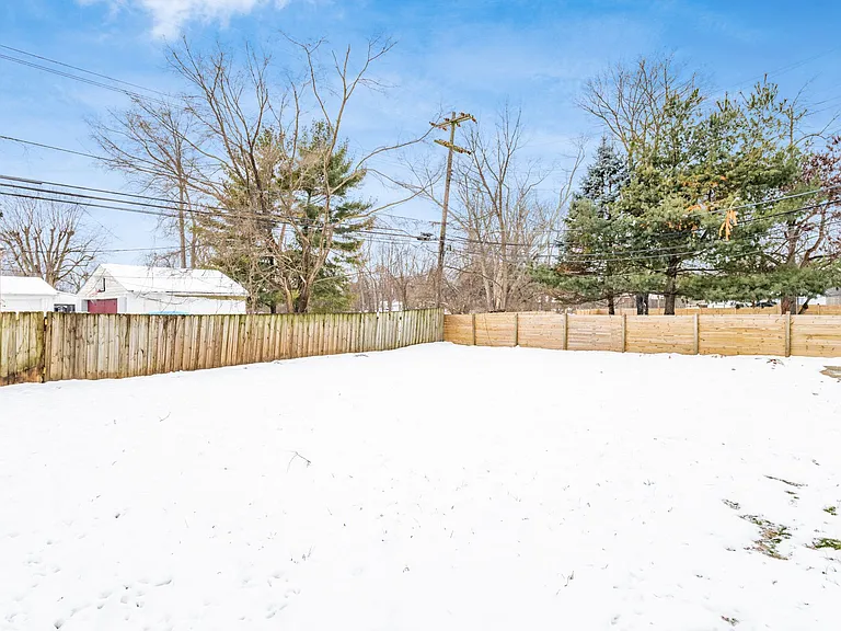 565 Virginia Cir W — Photo 27