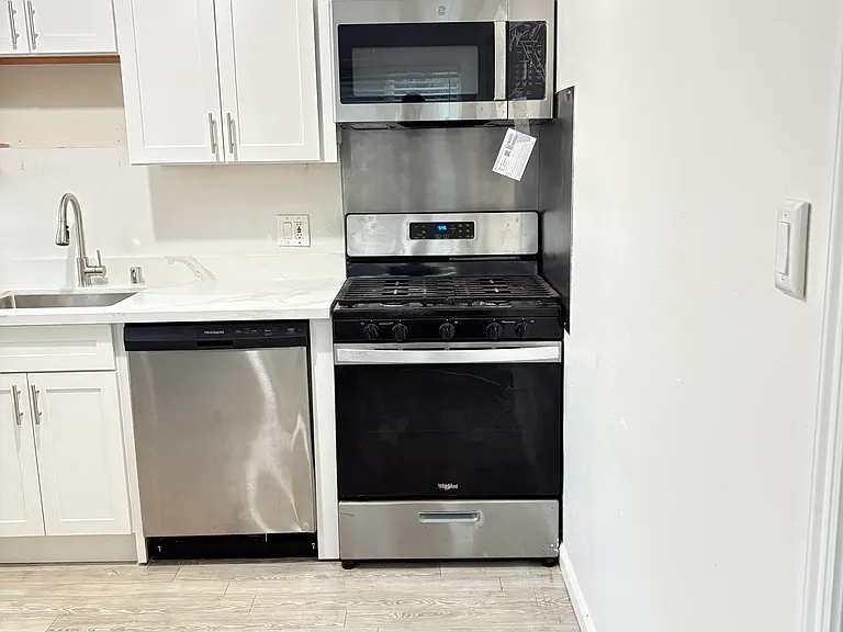 545 Rollins Rd — Photo 3