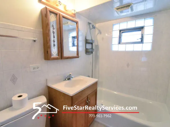 5226 W Strong St #2A, Chicago, IL 60630