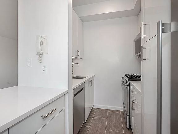 4th image of 63 E 9th St APT 14C