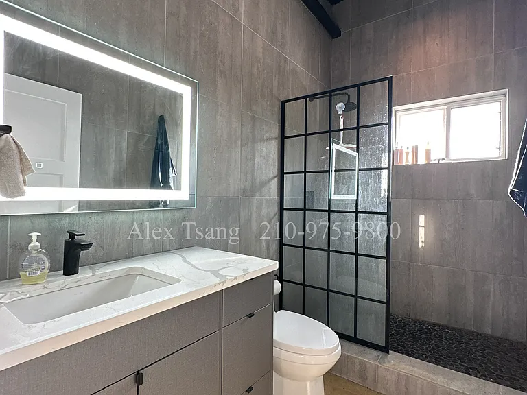 811 Montana St #1301 — Photo 12