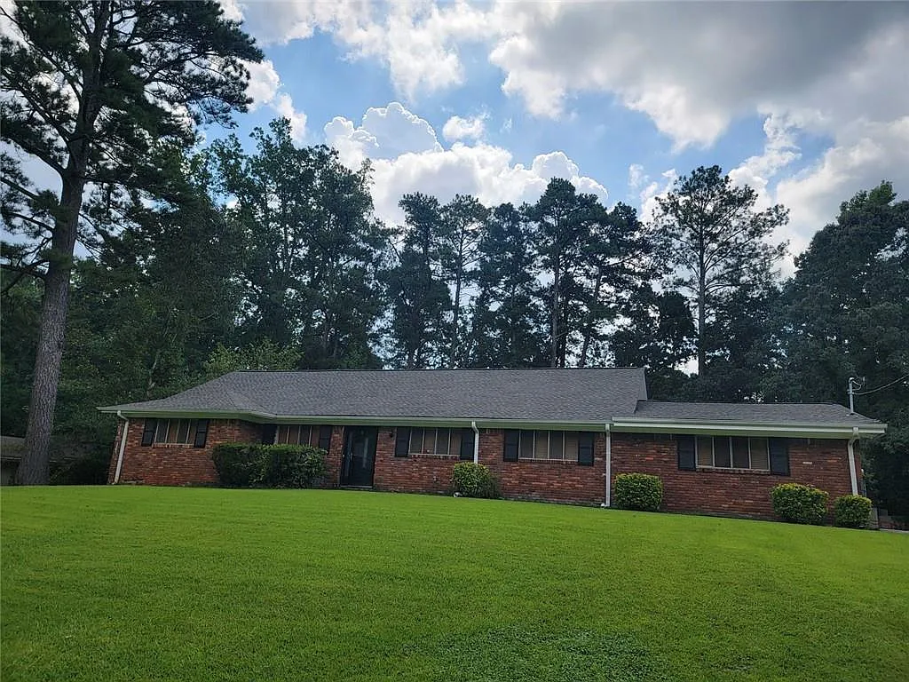 4 bed, 2.0 bath, 2234 sqft, $2,400 — Photo 1