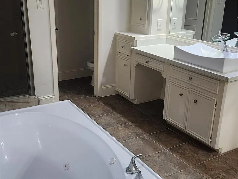 2127 Manor Green Dr — Photo 17