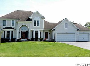 4 Pipers Meadow Trl, Penfield, NY 14526