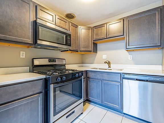 5th image of 2229 Victory Pkwy #C3