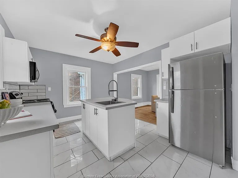 2181 Howard Ave — Photo 7