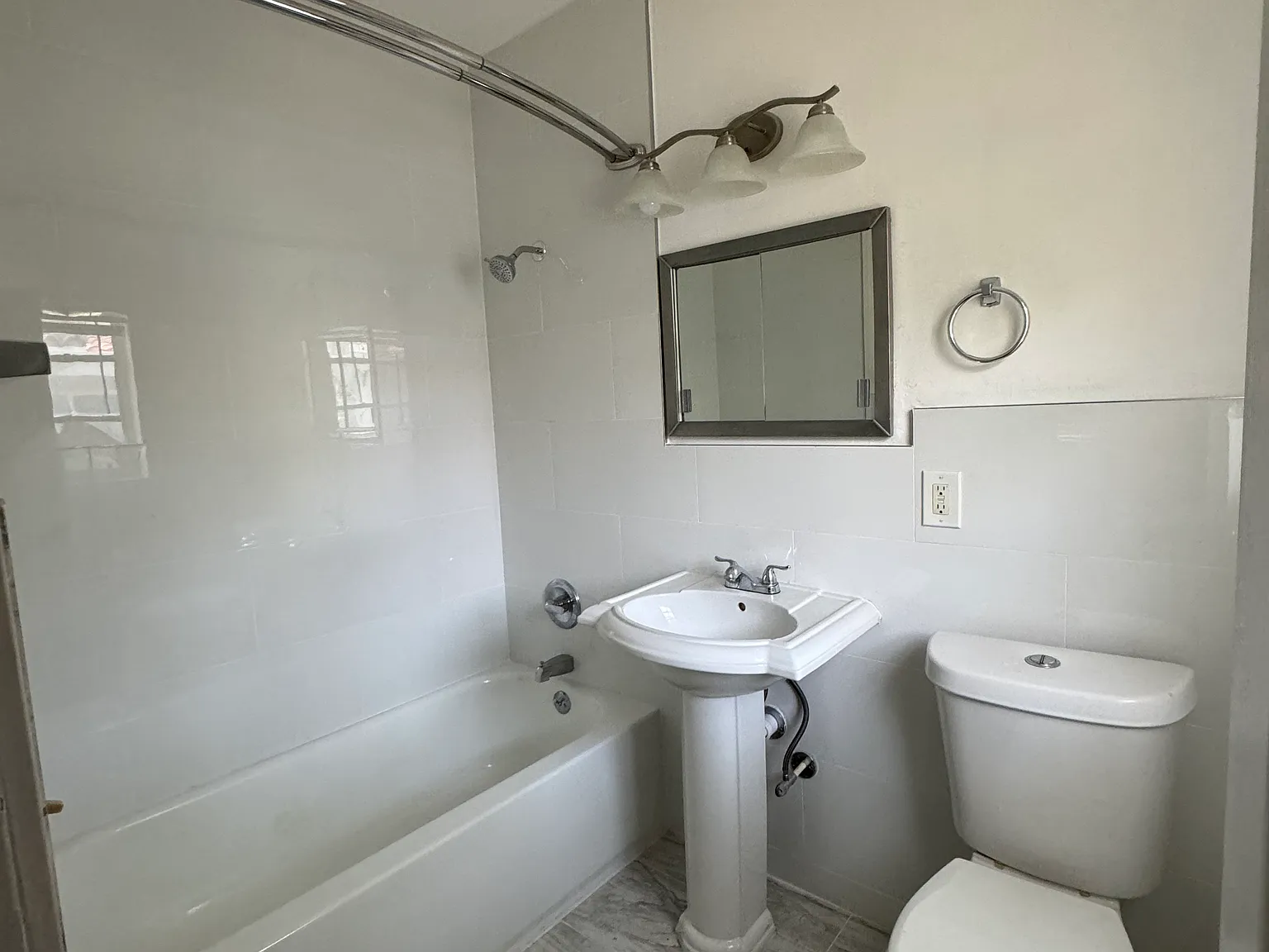 51 Edgewater Dr — Photo 2