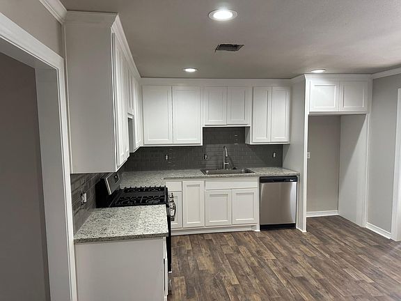 4th image of 105 S Poplar St Unit 3