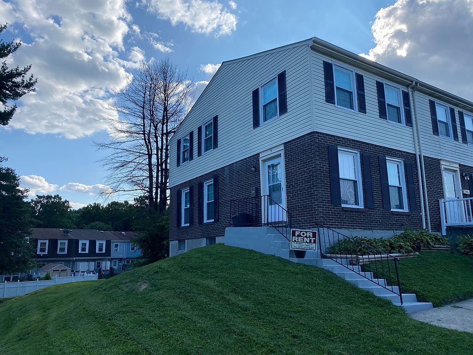 Congaree Court. End of group townhouse in the Belmont South Community. Vinyl siding and brick exterior.
