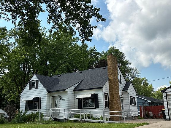 2nd image of 602 Bakke St