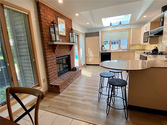 5th image of 305 Greenhurst Dr