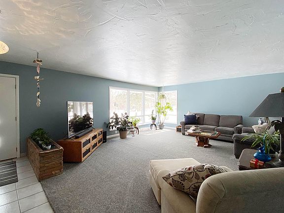 3rd image of 135 Horseshoe Ln