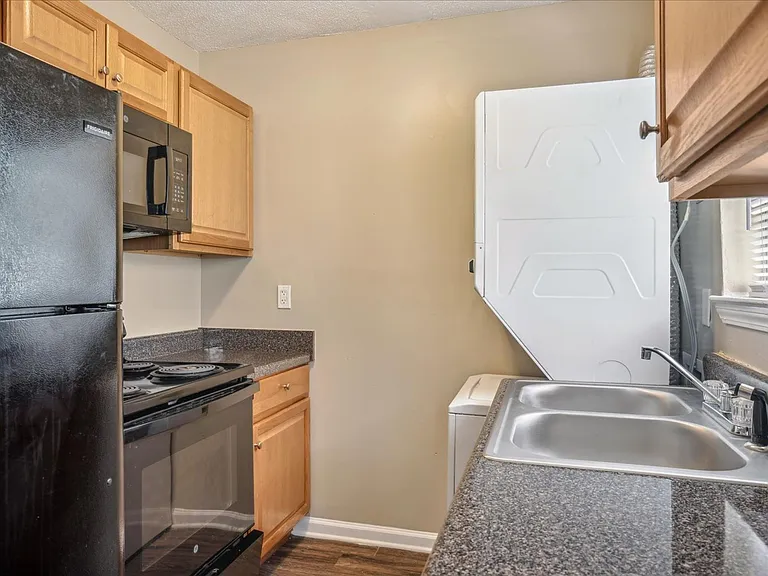 TOWNHOMES w/ W/D INCLUDED! Gated 2 Bed / 1.5 Bath Townhomes near Shelby Dr! — Photo 5