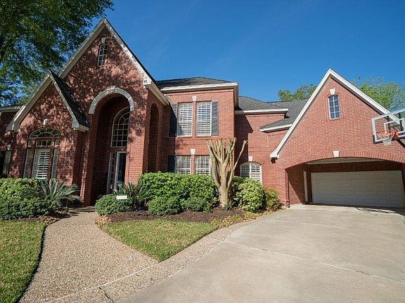There is lots of parking at this home with the 2 car garage and double driveway.