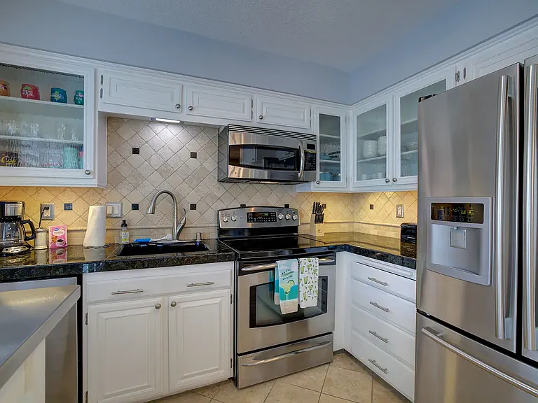 Fully stocked kitchen!