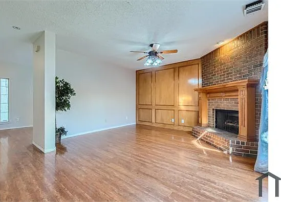 2420 Waterloo Ln — Photo 3